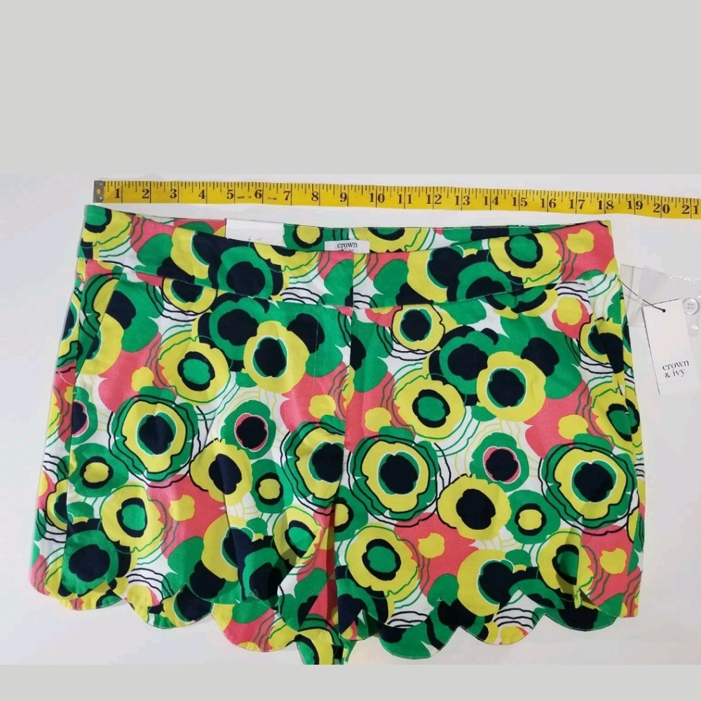 Crown and ivy flowers 14p scalloped shorts